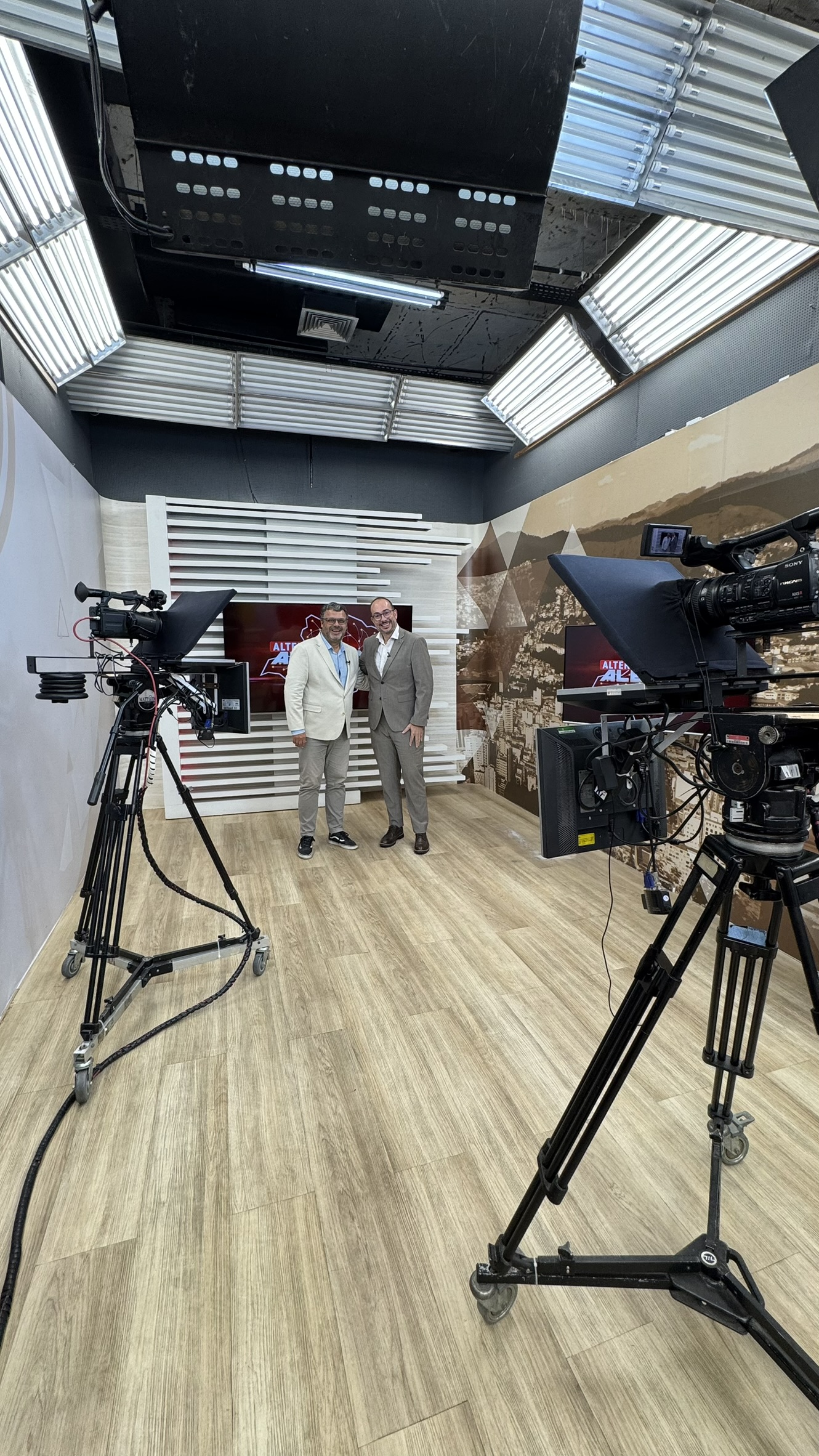 Tv Alterosa: O Imobiliária de Bolso é tema de entrevista ao vivo para o Jornal da Alterosa, afiliada do SBT. A pauta é o uso da IA no mercado imobiliário que traz novidades como a geolocalização para encontrar o imóvel a 200 metros da sua localização atual. — Souza Gomes Imóveis, Juiz de Fora MG
